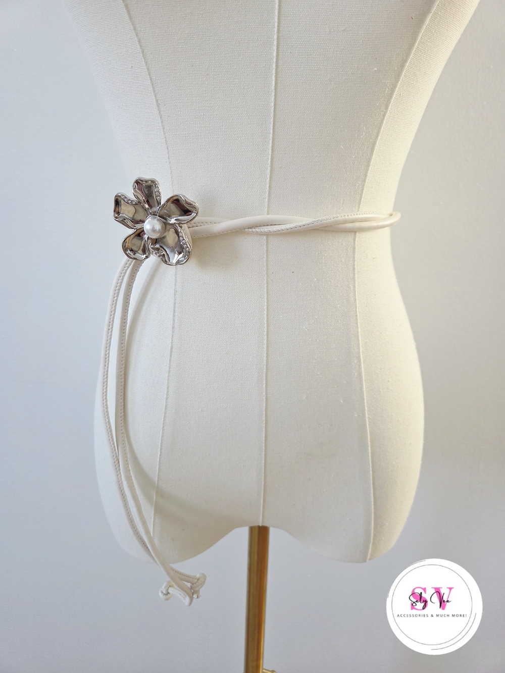 White rope belt with silver brooch decor